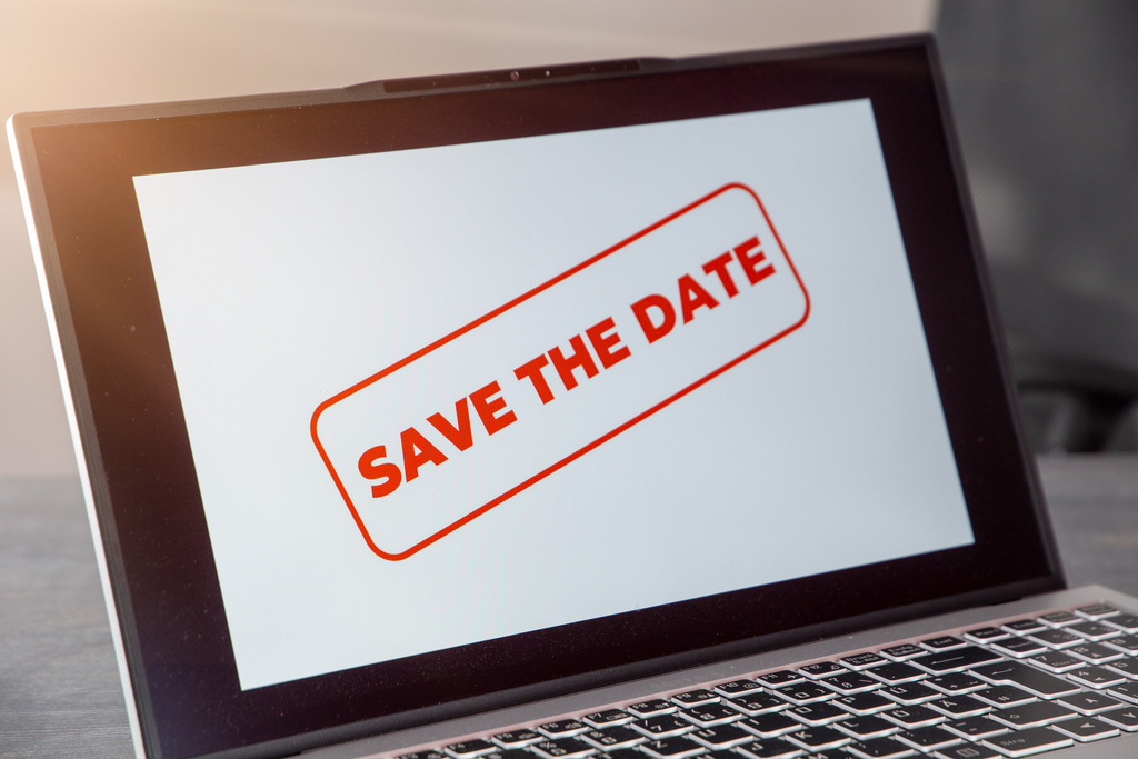 Save the Date: Auf dem Bildschirm eines Laptops wird der Aufruf SAVE THE DATE angezeigt | Save the Date: Auf dem Bildschirm eines Laptops wird der Aufruf SAVE THE DATE angezeigt - Realisiert mit Pictrs.com