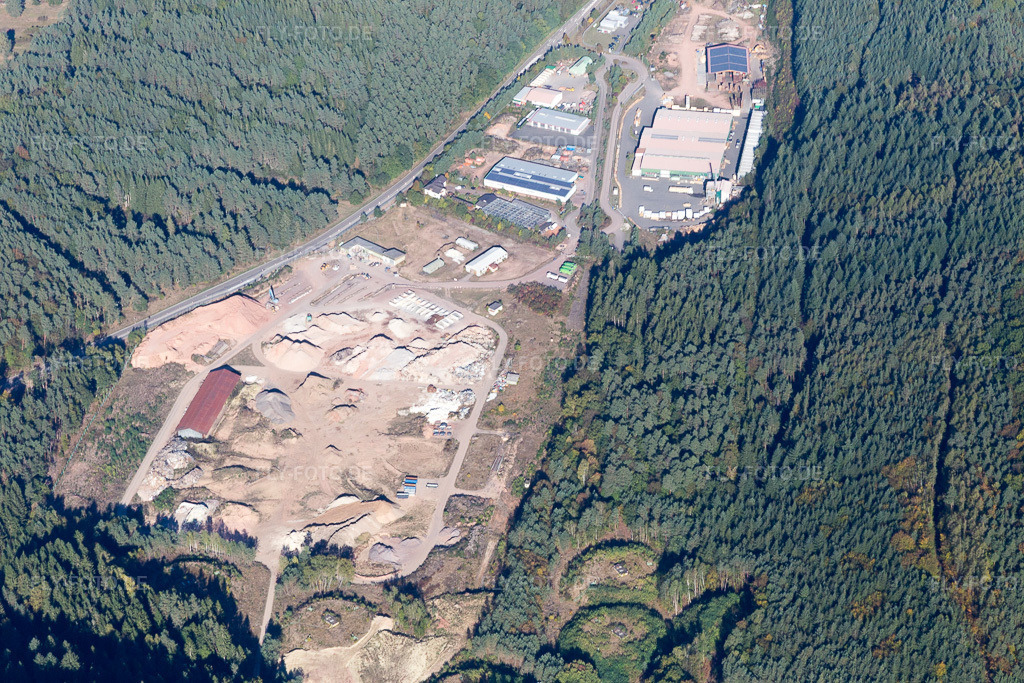 Luftbild: Hinterweidenthal, Industriestrasse in Hinterweidenthal im Bundesland Rheinland-Pfalz in Deutschland. Foto: IMG_095219.jpg vom 16.10.2016 durch Werner Riehm/FLY-FOTO.de