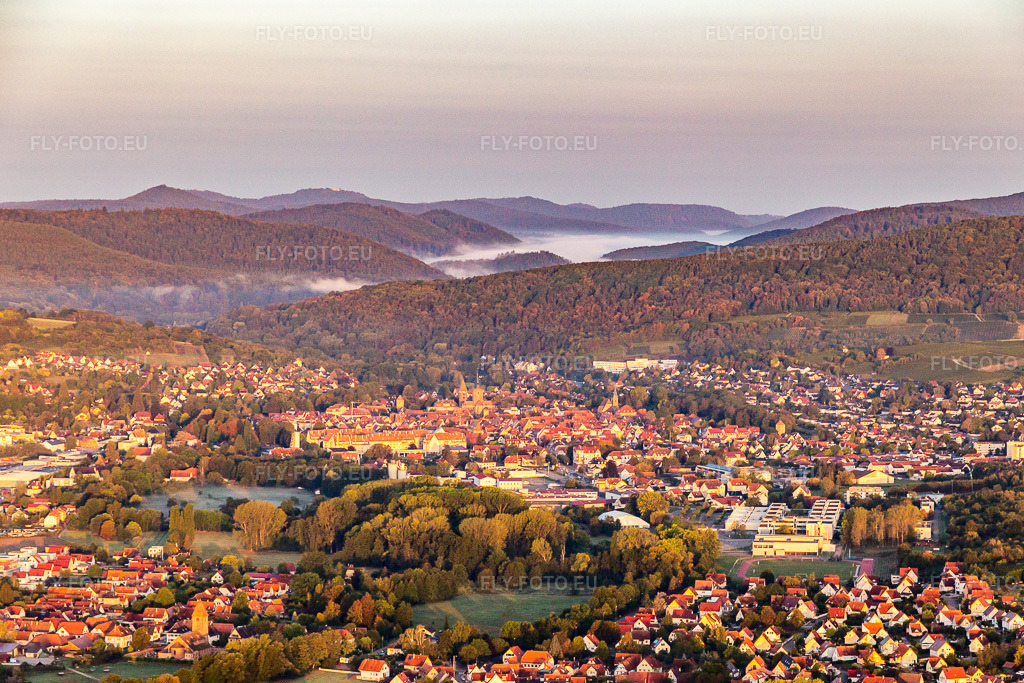 Vue aérienne: Wieslautertal dans la brume matinale derrière Wissembourg à le quartier Altenstadt in Wissembourg dans le département Bas Rhin, France. Photo: IMG_139143.jpg prise le 01/10/2023 par Werner Riehm/FLY-FOTO.eu – Résolution de l'original: 5270 x 3513 px