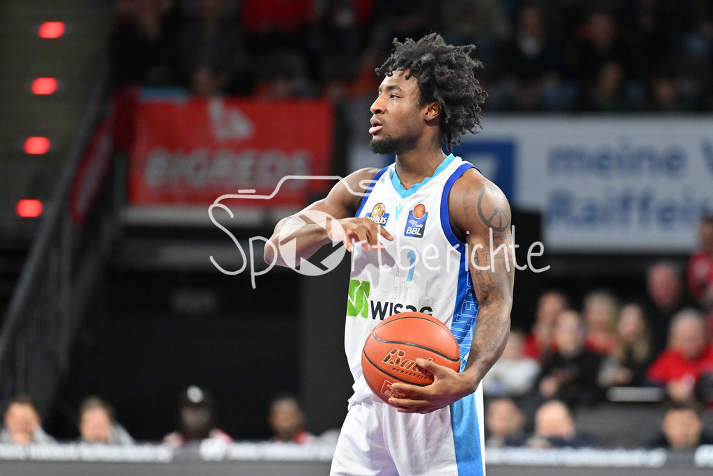 FC Bayern München - Skyliners Frankfurt | MUNICH, GERMANY - 17. FEBRUARY: am Ball Isaiah SWOPE (Skyliners Frankfurt 1) / Einzelfoto / Freisteller während dem Spiel zwischen dem FC Bayern München und den Skyliners Frankfurt am 21. Spieltag der easyCredit BBL im BMW Park