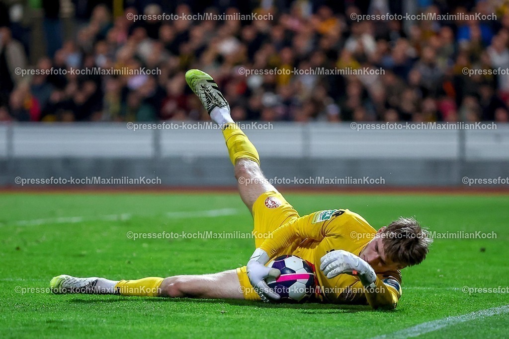 FKo26022601108 | 26.02.2026, Fußball, Landespokal Mittelrhein, SC Fortuna Köln - TSV Alemannia Aachen, Südstadion, Viertelfinale Bitburger-Pokal, Saison 2025 2026: Lennart Winkler&nbsp; (SC Fortuna Köln #01) verteidigt das Tor  DFB regulations prohibit any use of photographs as image sequences and or quasi-video.