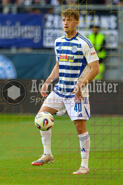 22.03.2026, GER, Fussball, Herren, 3. Liga, Saison 2025/2026, MSV Duisburg - 1860 München | Ben Schlicke (MSV Duisburg) in Aktion am Ball, Einzelaktion 
