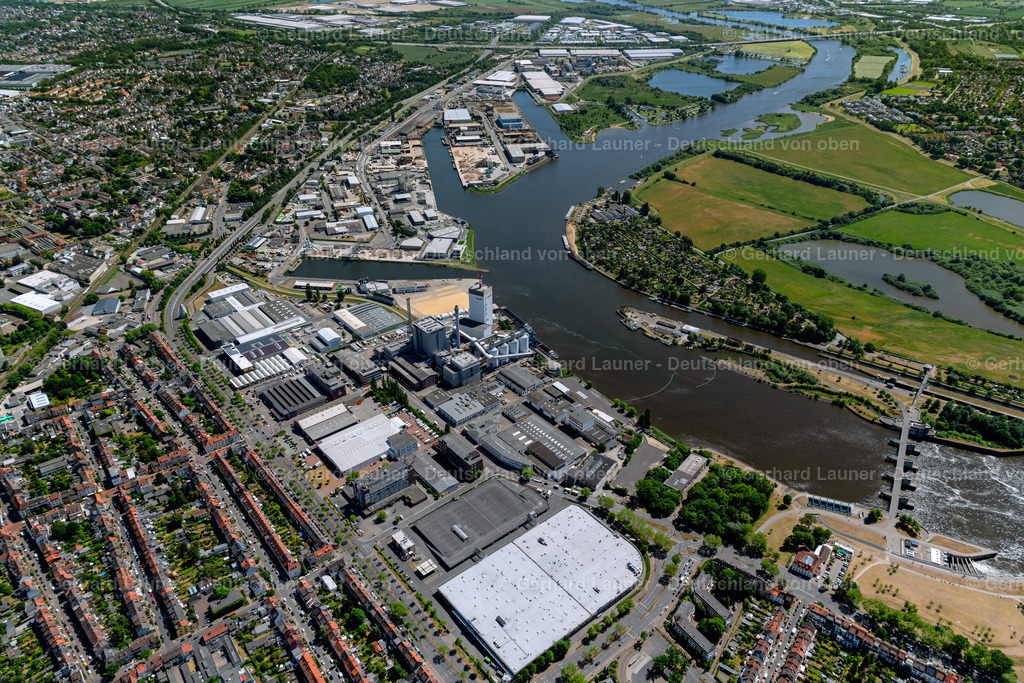 4029557 | BREMEN 01.06.2020 Kraftwerksanlagen und Abgas- Türme des Heizkraftwerkes der swb Erzeugung AG &amp; Co. KG Heizkraftwerk Hastedt am Ufer der Weser in Bremen, Deutschland. Weiterführende Informationen bei: swb AG. // Power plants and exhaust towers of thermal power station swb Erzeugung AG &amp; Co. KG Heizkraftwerk Hastedt in Bremen, Germany. Further information at: swb AG. Foto: Gerhard Launer