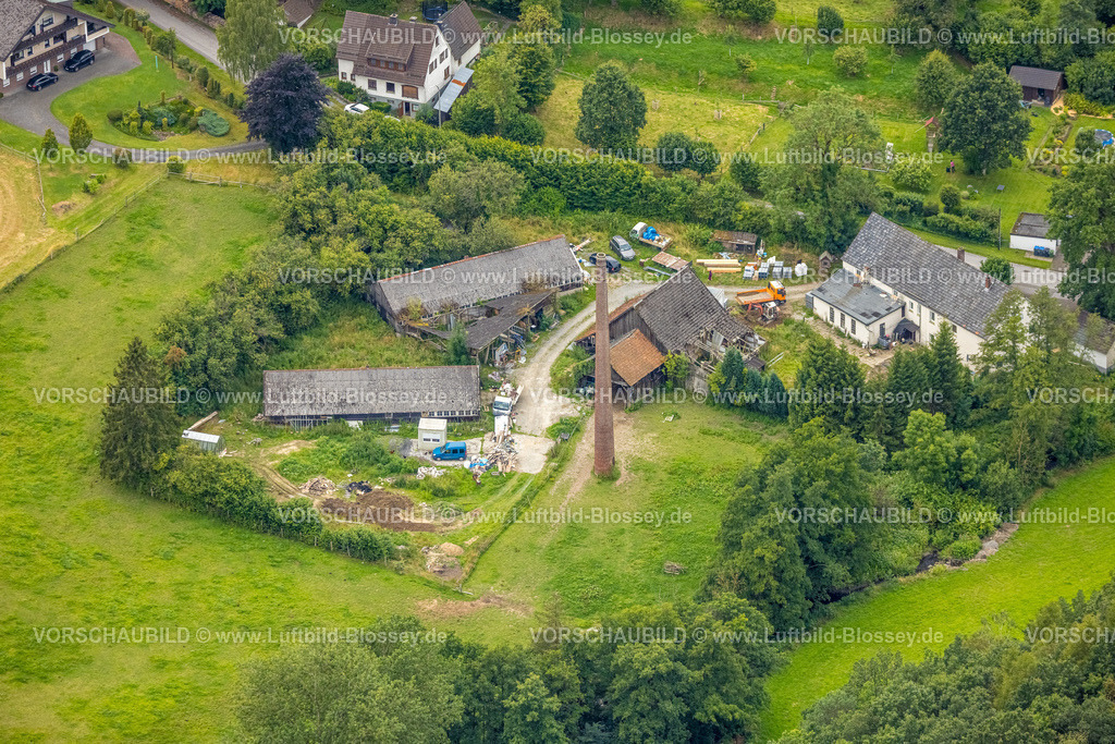 Warstein240713001Hirschberg | Luftbild, landwirtschaftlicher Hof mit Schornstein und zerfallenen Gebäuden, Hirschberg, Warstein, Sauerland, Nordrhein-Westfalen, Deutschland