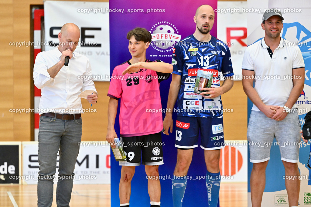 VSV Unihockey vs. Wiener Floorball Verein | Obmann VSV Unihockey Stefan Rainer, #29 Jonas-Justus Dopona Wiener Floorballverein, #13 Jan Sláma VSV Unihockey, Spieler des Abends, VSV Unihockey vs. Wiener Floorball Verein, VSV Unihockey vs. Wiener Floorball Verein am 18.05.2025 in Villach (Ballspielhalle St. Martin), Austria, (Photo by Bernd Stefan)