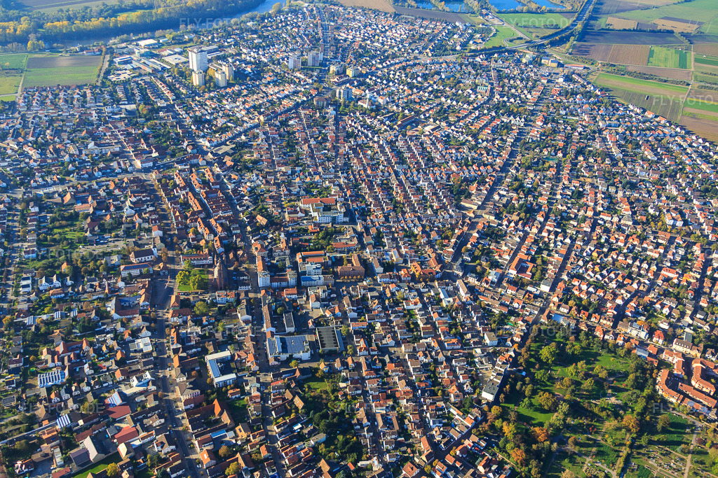 Luftbild: Römerstraße von Osten in Lampertheim im Bundesland Hessen in Deutschland. Foto: IMG_074940.jpg vom 18.10.2014 durch Werner Riehm/FLY-FOTO.de