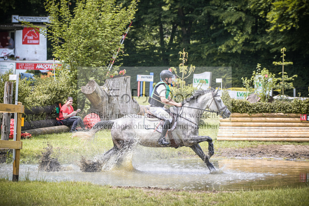 DOS_6466 | Entdecke hochwertige Reitturnierfotos von Foto Oger. Professionell, emotional und authentisch – jetzt Lieblingsmomente im Shop bestellen.Deutschlandweite Turnierfotografie. - Realisiert mit Pictrs.com