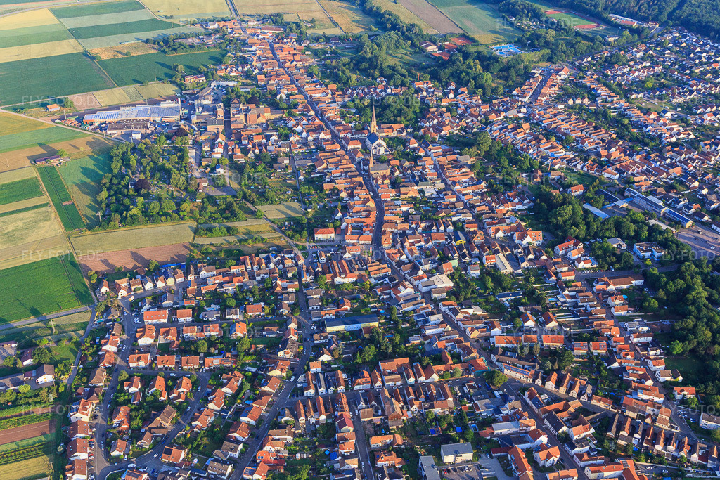 Stadtansicht mit Hautpstraße aus Osten am Morgen | Luftbild: Stadtansicht mit Hautpstraße aus Osten am Morgen in Bellheim im Bundesland Rheinland-Pfalz in Deutschland. Foto: IMG_148332.jpg vom 17.06.2025 durch ©2025 Werner Riehm fly-foto.de/copyright - Realisiert mit Pictrs.com