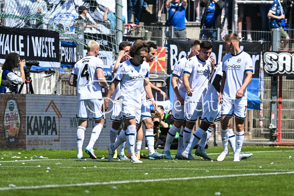 SpVgg Unterhaching - Arminia Bielefeld | Jubel der Gaeste nach dem Treffer zum 0-2 durch Marius WOERL (Arminia Bielefeld 38) / Tor / Torschuetze / Freude / Happy / 3. Liga: SpVgg Unterhaching - Arminia Bielefeld, Uhlsport Park am 11.05.2025