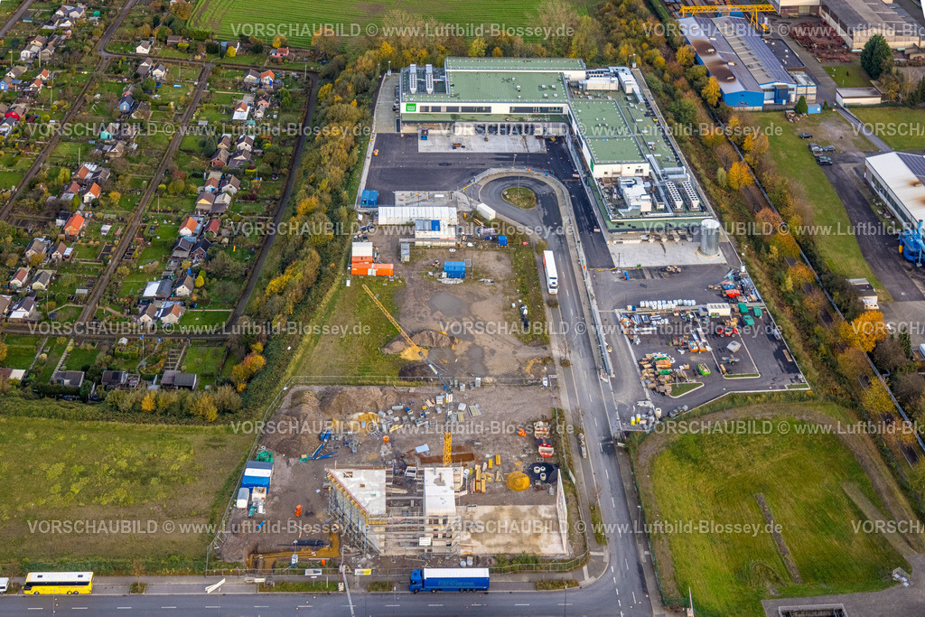Bochum231102232 | Luftbild, Baustelle und Neubau im Gewerbegebiet An der Salzstraße, Koch Haus Neue Zentralküche mit grünem Dach des Katholischen Klinikums Bochum und der St. Elisabeth Gruppe, umgeben von herbstlichen Laubbäumen, Baustelle und Baugerüst mit Gebäude-Neubau An der Salzstraße Ecke Lothringer Allee, Gerthe, Bochum, Ruhrgebiet, Nordrhein-Westfalen, Deutschland