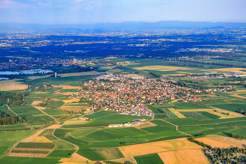Aerial view: View of the town from the northeast in Kilstett in the state Bas-Rhin, France. – Photo: IMG_68045.jpg taken on 06/19/2014 by Werner Riehm/FLY-FOTO.com – Resolution of the original: 4752 x 3168 px