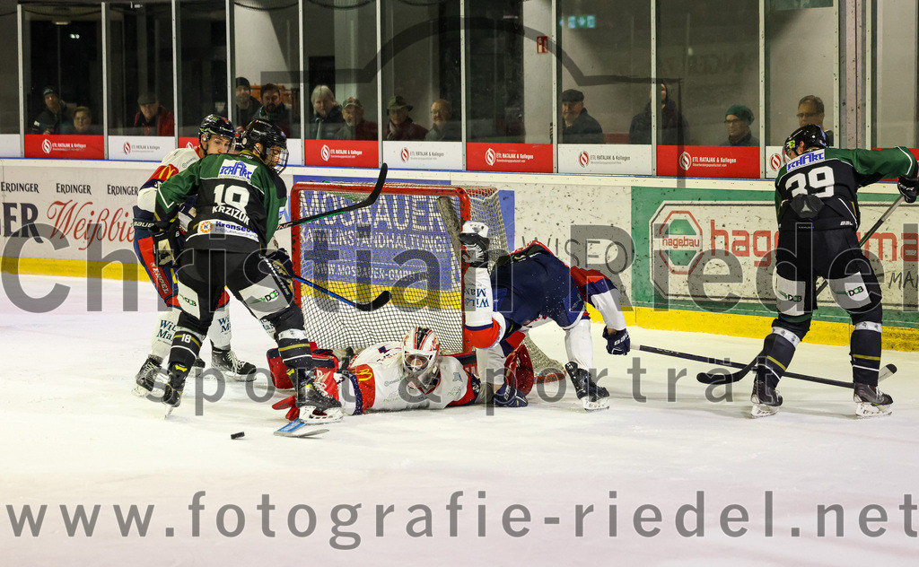 2023-02-19_129_TSV_Erding_gegen_VfE_Ulm-Neu-Ulm | Erding, Deutschland, 19.02.2023:
Eishockey, Bayernliga Meisterrunde Gruppe B 2022 / 2023, 5. Spieltag, TSV Erding gegen VfE Ulm/Neu-Ulm, Endergebnis: 

Daniel Krzizok (Erding Gladiators, #18), Torwart David Heckenberger (VfE Ulm/Neu-Ulm e. V., #3), Simon Klinger (VfE Ulm/Neu-Ulm e. V., #67), Thomas Plihal (Erding Gladiators, #39)

Foto: Christian Riedel / fotografie-riedel.net