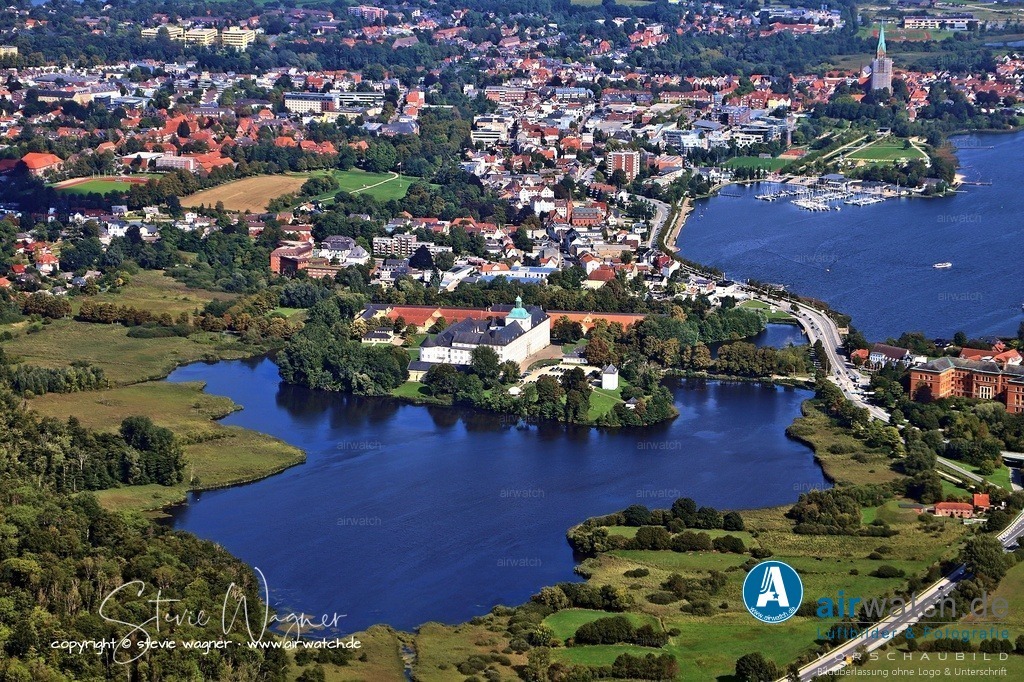 Luftbilder Ostseefjord Schlei, Schloss Gottorf, Anflug Westen | Schloss Gottorf in Schleswig ist eines der bedeutendsten profanen Bauwerke Schleswig-Holsteins und besitzt eine über achthundertjährige Geschichte, die von einer mittelalterlichen Burg über eine Renaissancefestung bis hin zu einem Barockschloss reicht.