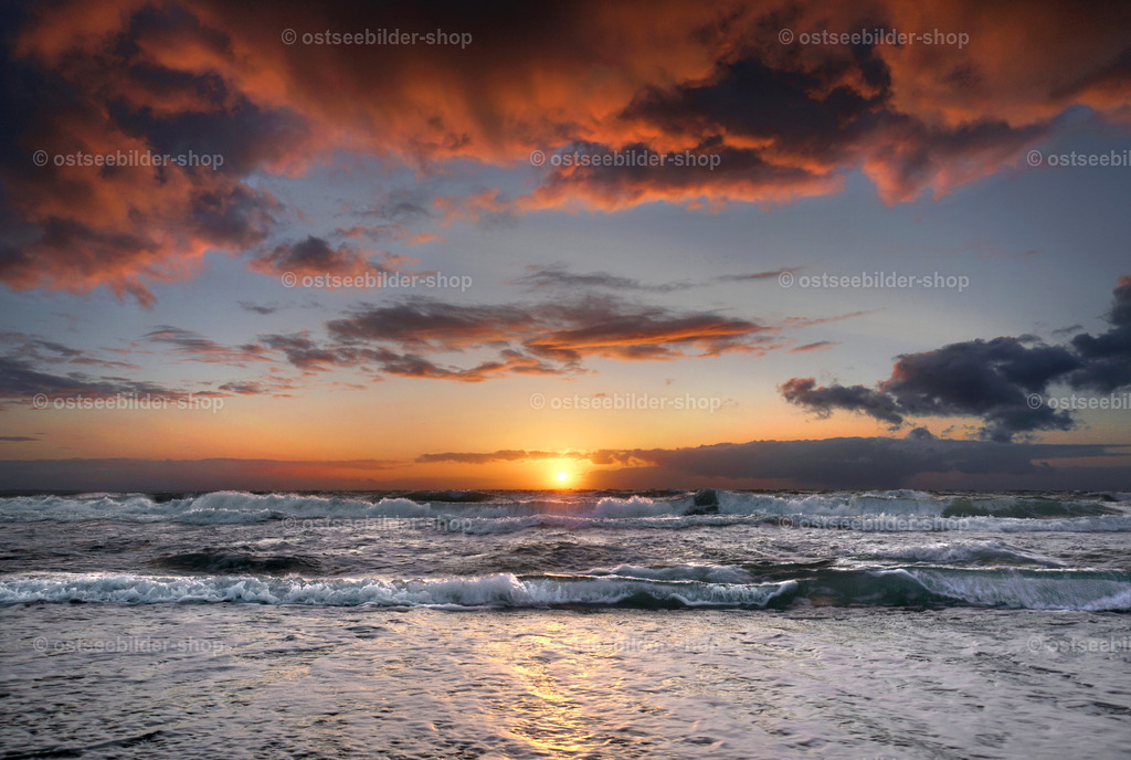Ostsee mit Abendsonne und glutroten Wolken  | Zum Tagesausklang taucht die Abendsonne das Meer in ein warmes Licht. Ihre Strahlen färben die Wolken für kurze Zeit an ihren Rändern, bevor sich die Dunkelheit über die Ostsee legt.
