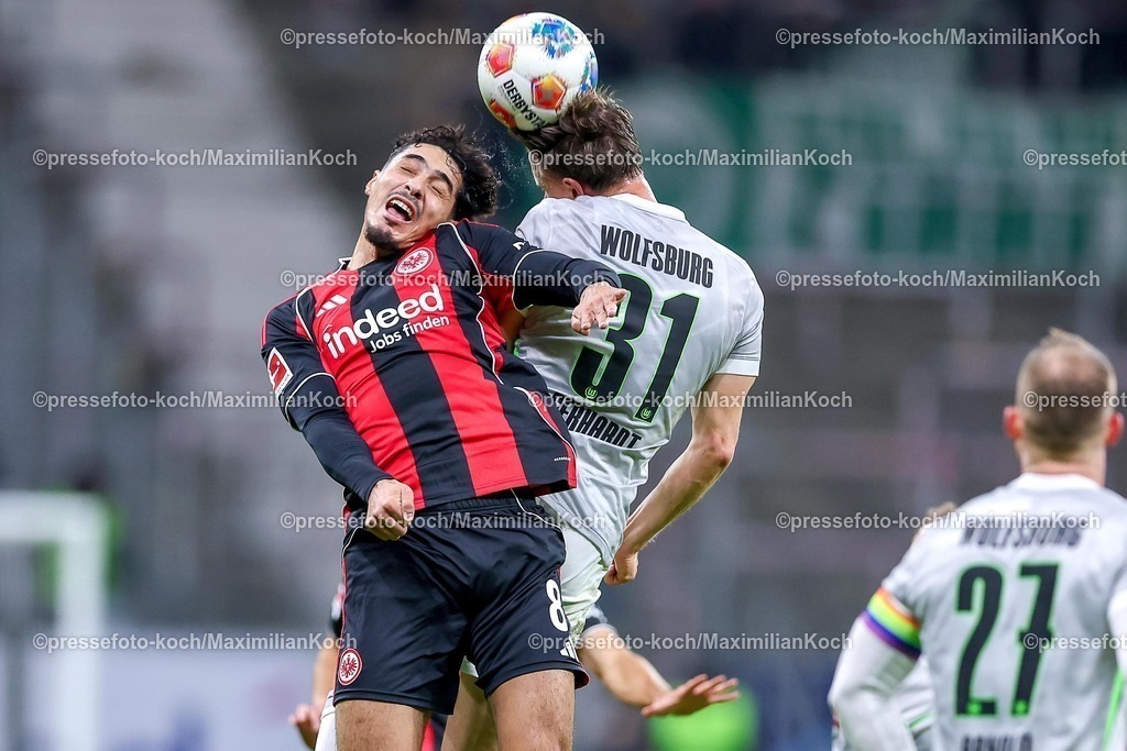 SGE30112501051 | 30.11.2025, Fußball, Eintracht Frankfurt - VfL Wolfsburg, 1. Fußball Bundesliga, 12. Spieltag, Deutsche-Bank-Park (Frankfurt am Main), Saison 2025 2026: Fares Chaïbi (Eintracht Frankfurt #08) im Zweikampf gegen  Yannick Gerhardt (VfL Wolfsburg #31) Kopfball Kopfballduell  DFB Regulations prohibit any use of photographs as image sequences and or quasi-video.