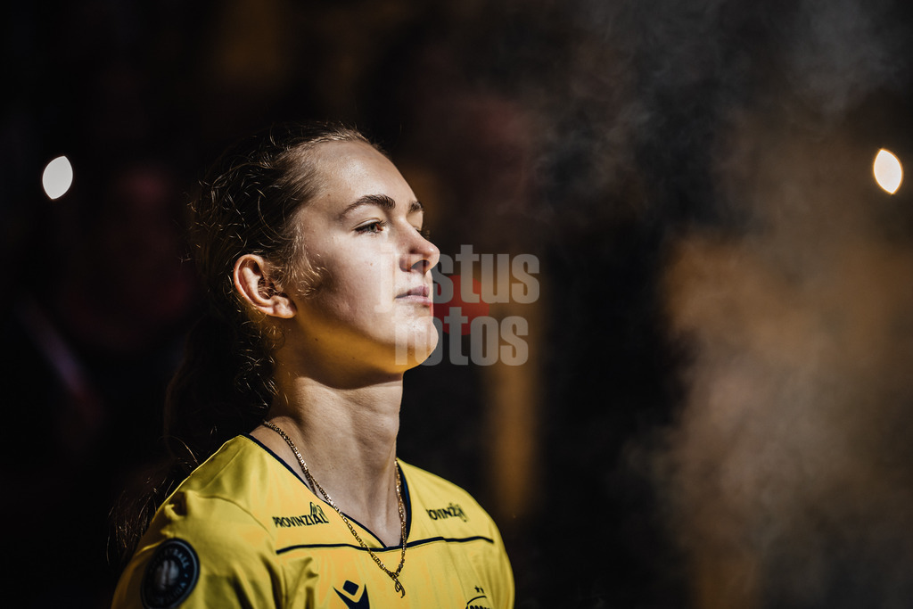 Volleyball | Frauen | Saison 2025/2026 | Volleyball Bundesliga | SSC Palmberg Schwerin vs. ETV Hamburger Volksbank Volleys | 18.10.2025 | Leana Grozer (#9, SSC Palmberg Schwerin) beim Einlauf in die Arena
