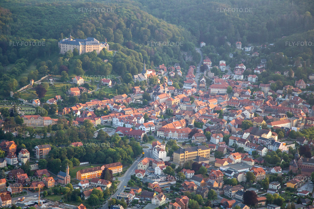 Luftbild: Schloss Blankenburg in Blankenburg im Bundesland Sachsen-Anhalt in Deutschland. – Foto: IMG_136563.jpg vom 17.06.2023 durch Werner Riehm/FLY-FOTO.de – Auflösung des Originals: 5472 x 3648 px – Schloss Blankenburg