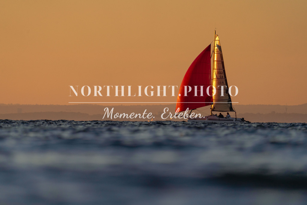 Segeln in der Lübecker Bucht II | Exklusive Landschaftsfotografien von der Ostsee, ganz Deutschland und dem Rest der Welt. Gedruckt auf hochwertigen Materialien. Die Welt an deiner Wand - jetzt im Northlight.Photo Shop bestellen. - Realisiert mit Pictrs.com