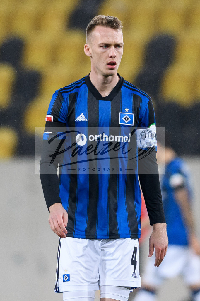 SGDHSV20220114_100 | Fussball, Herren: Sebastian Schonlau (Hamburger SV) schaut bei dem Spiel der 2. Bundesliga zwischen SG Dynamo Dresden und Hamburger SV im Rudolf-Harbig-Stadion am 14.01.2022 in Dresden, Deutschland.DFB / DFL REGULATIONS PROHIBIT ANY USE OF PHOTOGRAPHS AS IMAGE SEQUENCES AND/OR QUASI-VIDEO. - Realisiert mit Pictrs.com