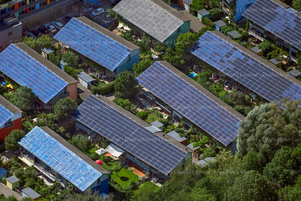 4033624 | FREIBURG IM BREISGAU 30.06.2020 Wohngebiet der Mehrfamilienhaussiedlung " Solarsiedlung am Schlierberg " an der Straße Ziegelweg im Ortsteil Wiehre in Freiburg im Breisgau im Bundesland Baden-Württemberg, Deutschland. // Residential area of the multi-family house settlement " Solarsiedlung on Schlierberg " on street Ziegelweg in the district Wiehre in Freiburg im Breisgau in the state Baden-Wuerttemberg, Germany. Foto: Gerhard Launer