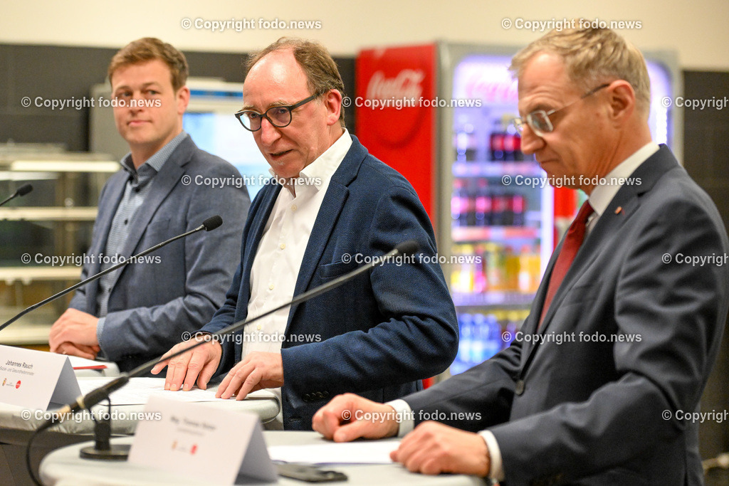 Pressekonferenz mit BM Rauch_ LH Stelzer_ LR Kaineder_ Mehr Transparenz am Teller_ 24.04.2023-5 | 24.04.2023, LDZ Linz, AUT, Pressekonferenz Pressekonferenz mit BM Rauch, LH Stelzer, LR Kaineder, Mehr Transparenz am Teller – Verpflichtende Herkunftskennzeichnung in der Gemeinschaftsverpflegung kommt und staerkt heimische Landwirtschaft – Betriebskueche des Landes Ooe informiert seit Jahren und ist Vorbildbetrieb bei Umsetzung, im Bild LR Stefan Kaineder (Die Gruenen), BM Johannes Rauch (Die Grünen, Soziales, Gesundheit, Pflege und Konsumentenschutz), LH Thomas Stelzer (VP)