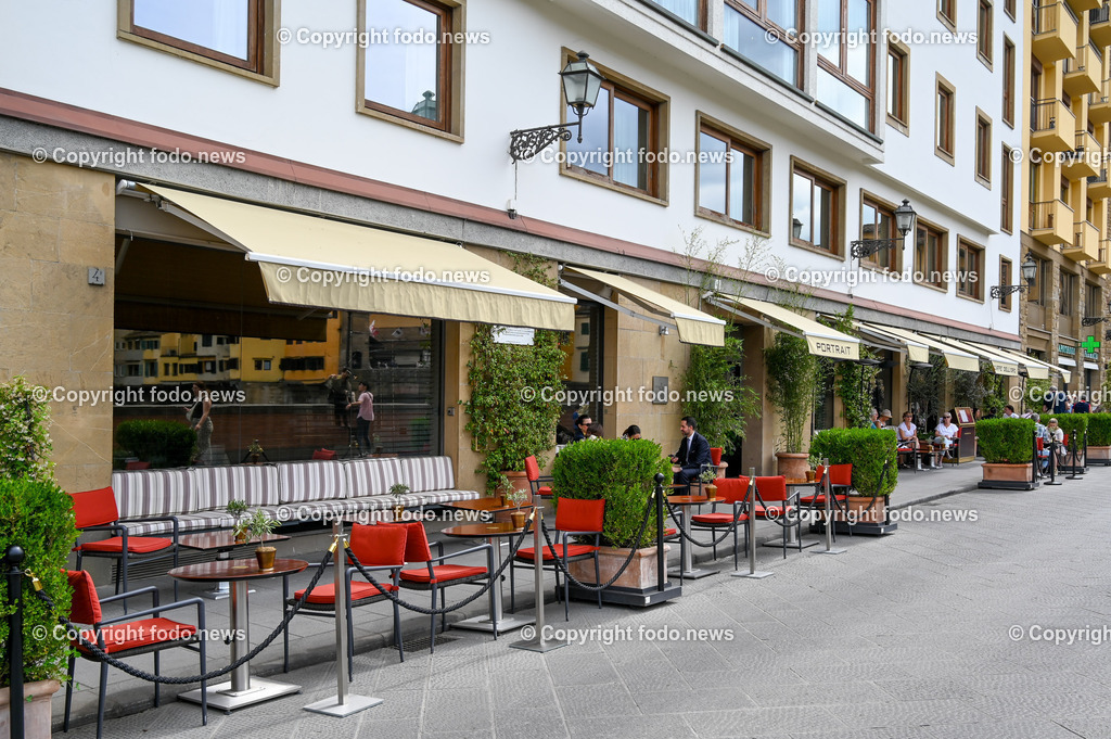 Italien_ Toscana_ Florenz_ 30.05.2024-333 | 30.05.2024, Italien, ITA, Toskana, Florenz im Bild Stadtansichten, Gebäude, Architektur, Touristen, Historisch, Souvenir, Altstadt, Museum, Statuen, Skulpturen, Piazza della Signoria, Statue David, Palazzo Vecchio, Neptunbrunnen, Piazza della Repubblica, Ponte Vecchio, Brücke, Uffizien, Kathedrale Santa Maria del Fiore, Arno, Fluß


Florenz, Firenze, ist eine italienische Großstadt. Nach Einwohnern ist sie die achtgrößte Stadt Italiens. Florenz ist die Hauptstadt sowie größte Stadt der Region Toskana und der Metropolitanstadt Florenz, in der etwa eine Million Menschen leben. Florenz ist für seine Geschichte berühmt. Leonardo da Vinci verbrachte große Teile seiner Jugend in Florenz, Michelangelo fand Unterschlupf in der Kirche der Medici, Galileo Galilei wohnte als Hofmathematiker in den Palästen der Medici. Von 1865 bis 1871 war die Stadt die Hauptstadt des neu gegründeten Königreichs Italien. Das historische Zentrum von Florenz zieht Jahr für Jahr Millionen von Touristen an. Die historische Innenstadt wurde von der UNESCO im Jahre 1982 zum Weltkulturerbe erklärt. 
Quelle: Wikipedia
