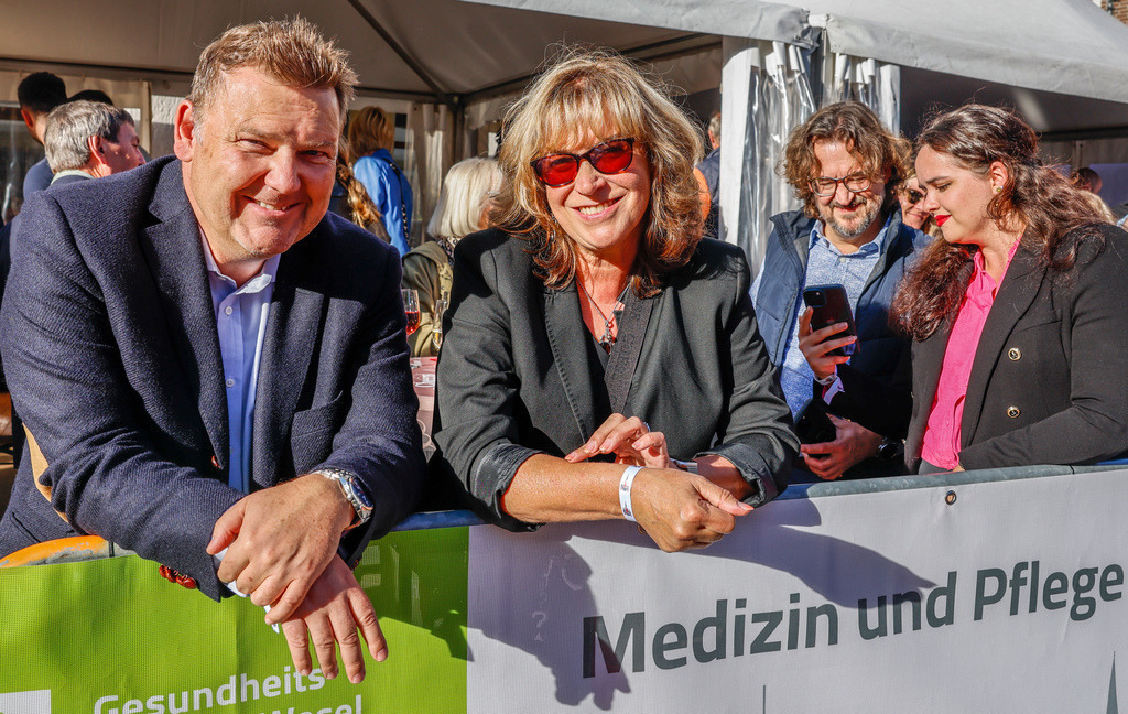 top-top.de 240913-117 | Foto, Video, Fotografie, Videografie, Fotobox, DJ, Discjockey, Musik, Musikbox, Veranstaltung, Photobooth, Amazon, Ebay, Buchtipp, Bestseller, Autor, Verlag, Buch, Wesel, Hamminkeln, NRW, Dinslaken, Rees, Drohne, Hochzeit, Party, Fotobox, Wesel, Fotograf