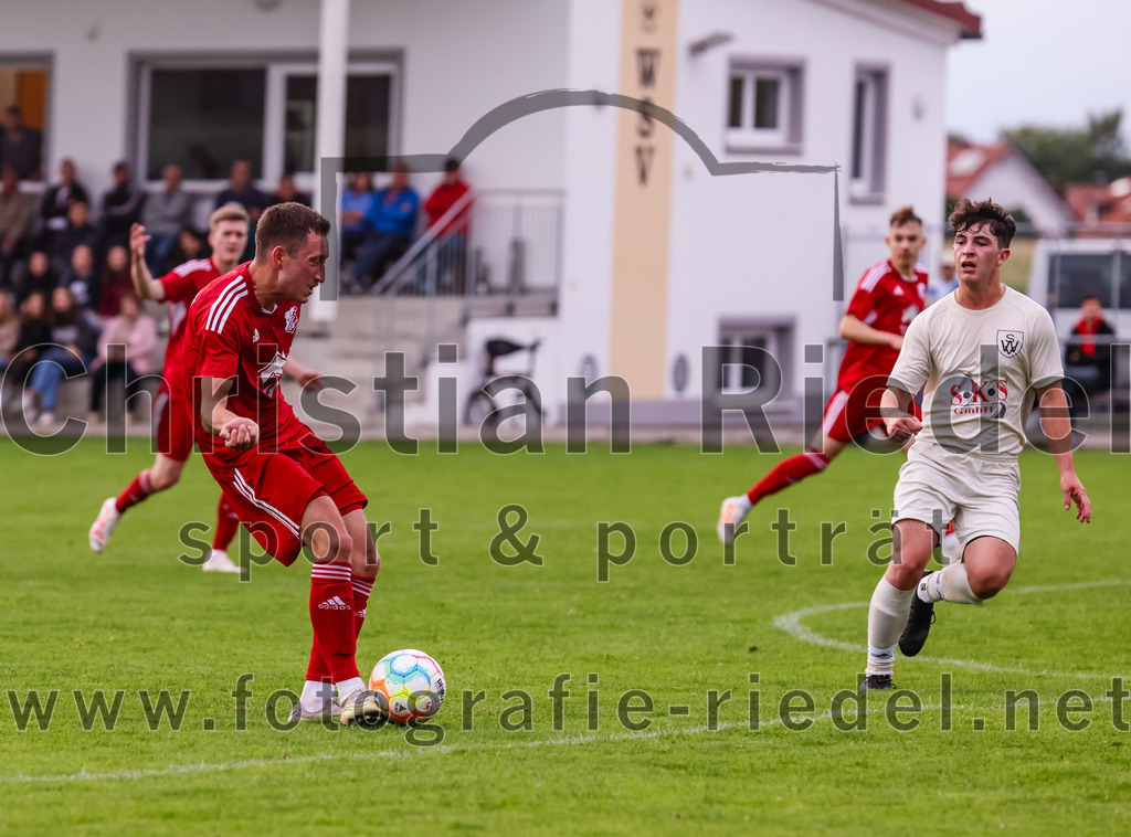 2023-08-04_028_SV_Walpertskirchen_gegen_FC_Finsing | Walpertskirchen, Deutschland, 04.08.2023:
Fußball, Kreisliga 2023 / 2024, 2. Spieltag, SV Walpertskirchen gegen FC Finsing, Endergebnis: 3:3

Fabian Kövener (FC Finsing, #12), Noah Baumann (SV Walpertskirchen, #44)

Foto: Christian Riedel / fotografie-riedel.net