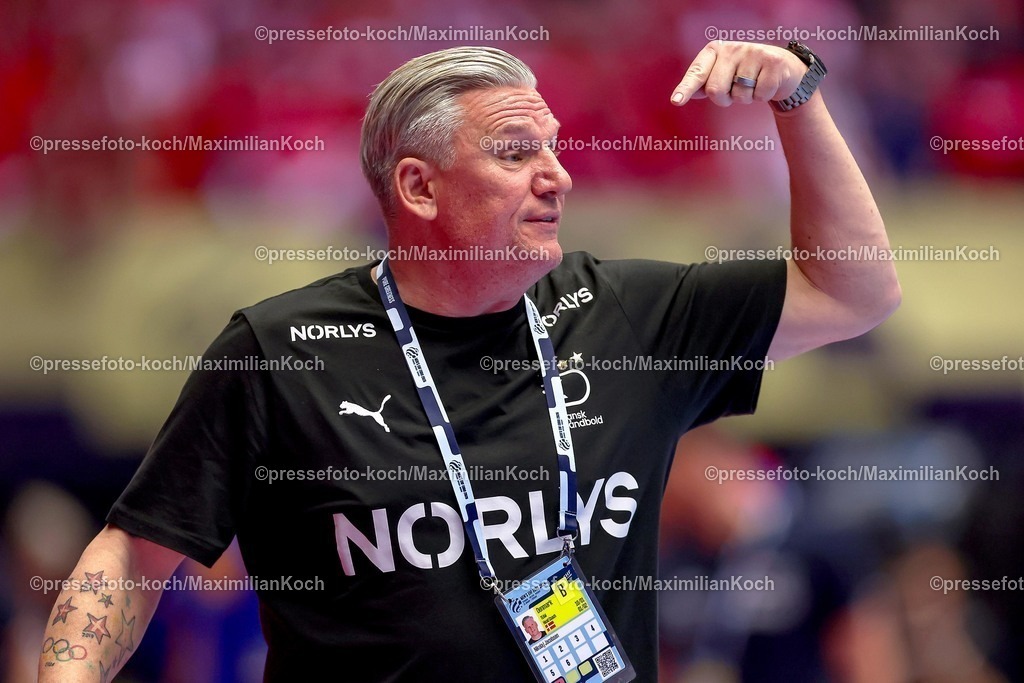 EHF18012602051 | 18.01.2026, Handball, Men's EHF EURO 2026, Dänemark - Rumänien, Jyske Bank Boxen in Herning, Dänemark, Preliminary Round:  Headcoach Nikolaj Jacobsen (Denmark #hc) gestikulierend am Spielfeldrand  