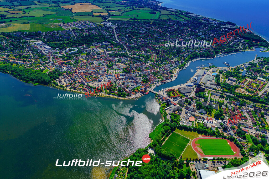 Das Luftbild der Stadt Neustadt in Hollstein wurde 2018 vom Flugzeug heraus erstellt (keine Drohne) Aufnahmehöhe ca.400 Meter- hohe Auflösung für beste Druck-Qualität