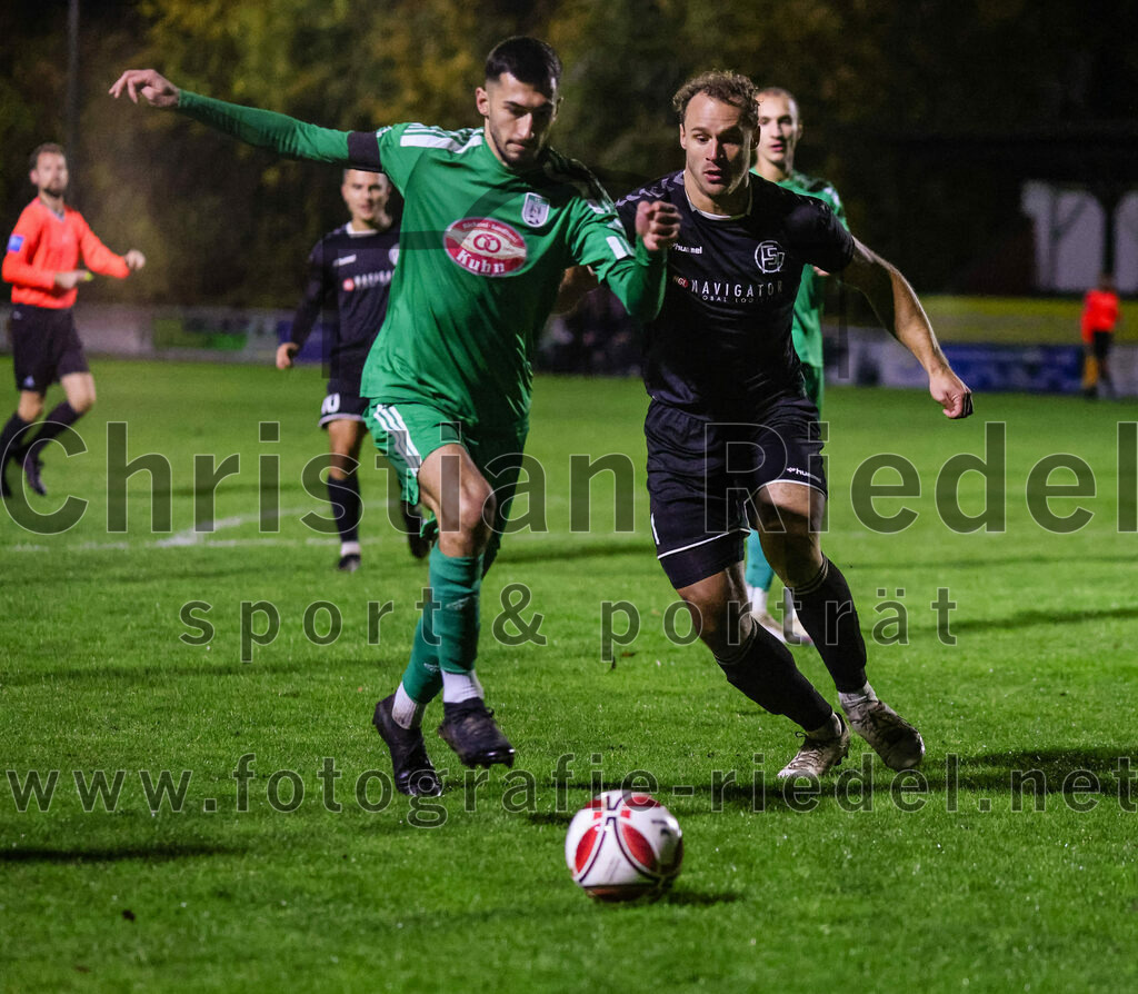 2023-11-03_012_FC_Schwaig_gegen_TuS_Holzkirchen | Oberding, Deutschland, 03.11.2023:
Fußball, Landesliga Südost 2023 / 2024, 19. Spieltag, FC Schwaig gegen TuS Holzkirchen, Endergebnis: 4:1

Yasin Keskin (TuS Holzkirchen, #5), Markus Straßer (FC Schwaig, #11)

Foto: Christian Riedel / fotografie-riedel.net
