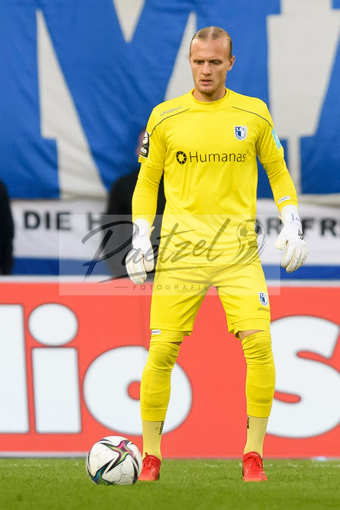 FCMFCK20210904_197 | Fussball, Herren: Torwart Dominik Reimann (1. FC Magdeburg) in Aktion, am Ball, Einzelaktion beim Spiel der 3. Liga zwischen 1. FC Magdeburg und 1. FC Kaiserslautern in der MDCC-Arena am 04.09.2021 in Magdeburg, Deutschland.DFB / DFL REGULATIONS PROHIBIT ANY USE OF PHOTOGRAPHS AS IMAGE SEQUENCES AND/OR QUASI-VIDEO. - Realisiert mit Pictrs.com