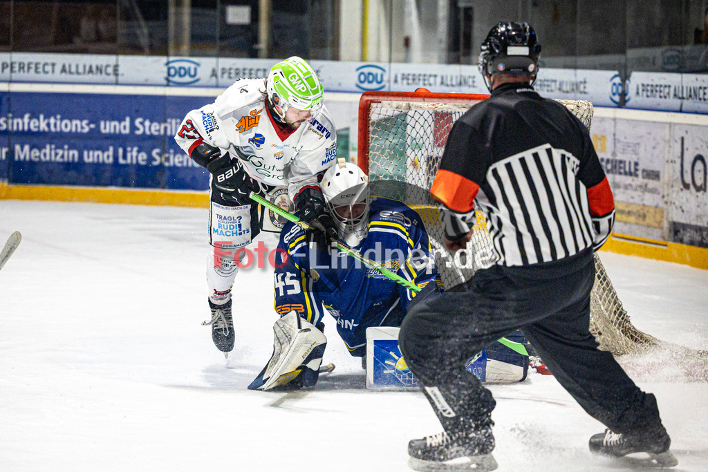 EHC Waldkraiburg LÖWEN gegen Peißenberg MINERS | Eishockey Bayernliga 2025/26 Pre-Playoff Spiel 3, EHC Waldkraiburg LÖWEN gegen Peißenberg MINERS, 20260203,Torchance Dejan VOGL (MINERS 23),2026-02-03 in Waldkraiburg (Raiffeisen Arena), Dejan VOGL (MINERS 23)m Maximilian ENGELBRECHT (EHC Waldkraiburg Goali 45)Copyright: WolfgangxLindner www.foto-lindner.de