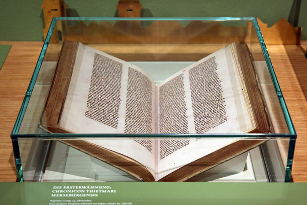 Foto: Leipzig - Stadtgründung Leipzig - Stadtbrief - Leipzigs Ersterwähnung in der Chronik des Thietmar von Merseburg - Ausstellung im Stadtgeschichtlichen Museum | Das Team hinter BILDLEXIKON LEIPZIG bündelt historische wie aktuelle Informationen über die Stadt Leipzig in Text und Bild auf einer Plattform und stellt diese der interessierten Öffentlichkeit zur Verfügung.