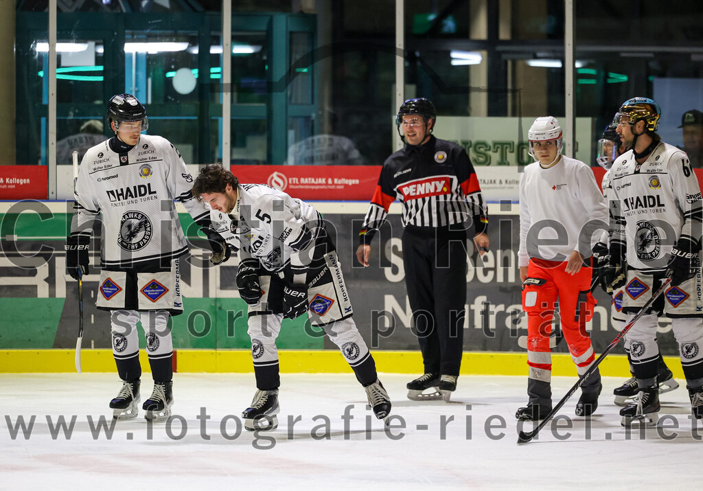 2025-11-25_063_TSV_Erding_gegen_EHF_Passau_Black_Hawks | Erding, Deutschland, 25.11.2025:Eishockey, Oberliga Süd 2025 / 2026, 20. Spieltag, TSV Erding gegen EHF Passau Black Hawks, Endergebnis: 2:3 n.V.Christoph Schmidt (EHF Passau Black Hawks, #5)Foto: Christian Riedel / fotografie-riedel.net