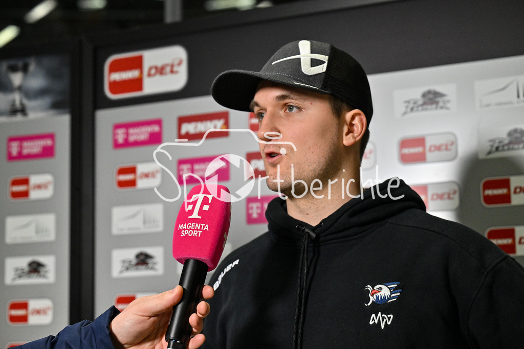 Augsburger Panther - Adler Mannheim | Im Bild Kristian REICHEl (Adler Mannheim 11) beim Interview von MagentaSport / DEL: Augsburger Panther - Adler Mannheim, Curt Frenzel Stadion am 26.12.2024