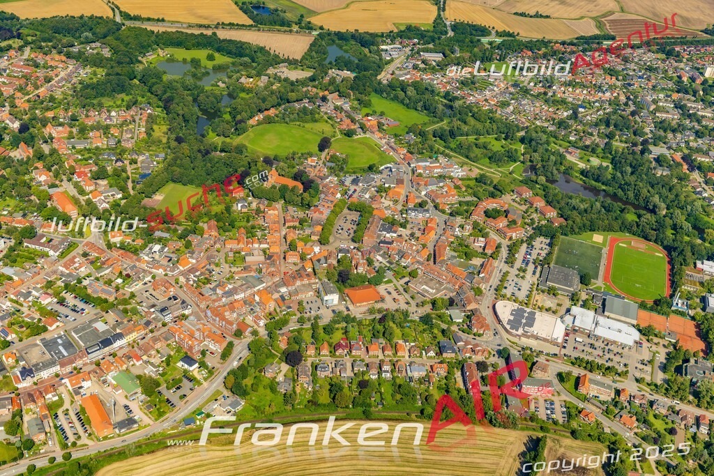 Luftbild der Stadt Oldenburg in Holstein - Die Luftaufnahme wurde 2025 vom UL-Flugzeug heraus erstellt ( keine Drohne ) - Hochauflösende Luftaufnahme - für professionelle Ausdrucke geeignet. Die Geschenkidee !Hier alle&nbsp;Infos zur Lizenzierung der LuftaufnahmeWir fliegen auch dieses Jahr wieder in Ihre Region um Luftbilder zu erstellen.- Luftbild anfragen