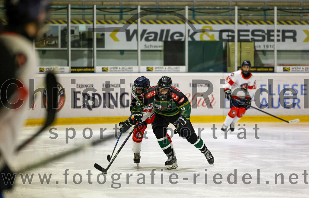 2022-12-04_020_TSV_Erding_gegen_EHC_Klostersee | Erding, Deutschland, 04.12.2022:
Eishockey, Bayernliga U17 2022 / 2023, 11. Spieltag, TSV Erding gegen EHC Klostersee, Endergebnis: 3:5

Jan Markmann (EHC Klostersee, #24), Elias Mohyla (Erding Gladiators, #14)

Foto: Christian Riedel / fotografie-riedel.net