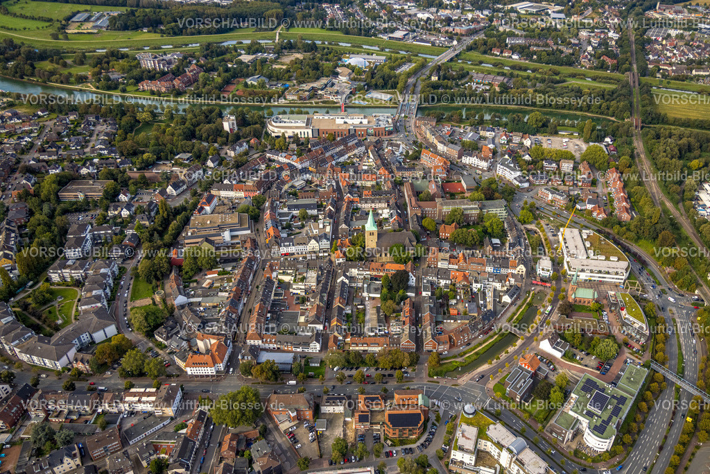 Dorsten230906239 | Luftbild, Stadtmitte mit Mercaden Dorsten Einkaufszentrum und kath. Kirche St. Agatha, evang. Johanneskirche und Platz der Deutschen Einheit,  Polizeiwache Dorsten, Dorsten, Ruhrgebiet, Nordrhein-Westfalen, Deutschland