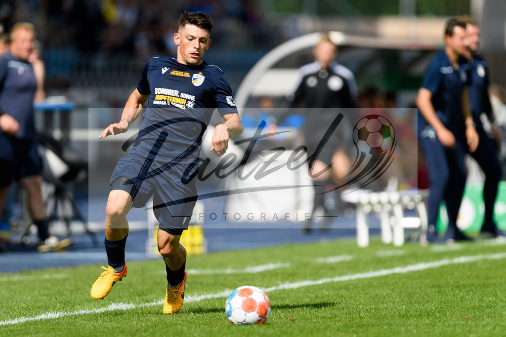 JENKOE20210808_159 | Fussball, Herren: Lucas Stauffer (FC Carl Zeiss Jena) in Aktion, am Ball, Einzelaktion beim Spiel der 1. Runde im DFB-Pokal zwischen FC Carl Zeiss Jena und 1. FC Koeln im Ernst-Abbe-Sportfeld am 08.08.2021 in Jena, Deutschland.DFB / DFL REGULATIONS PROHIBIT ANY USE OF PHOTOGRAPHS AS IMAGE SEQUENCES AND/OR QUASI-VIDEO. - Realisiert mit Pictrs.com