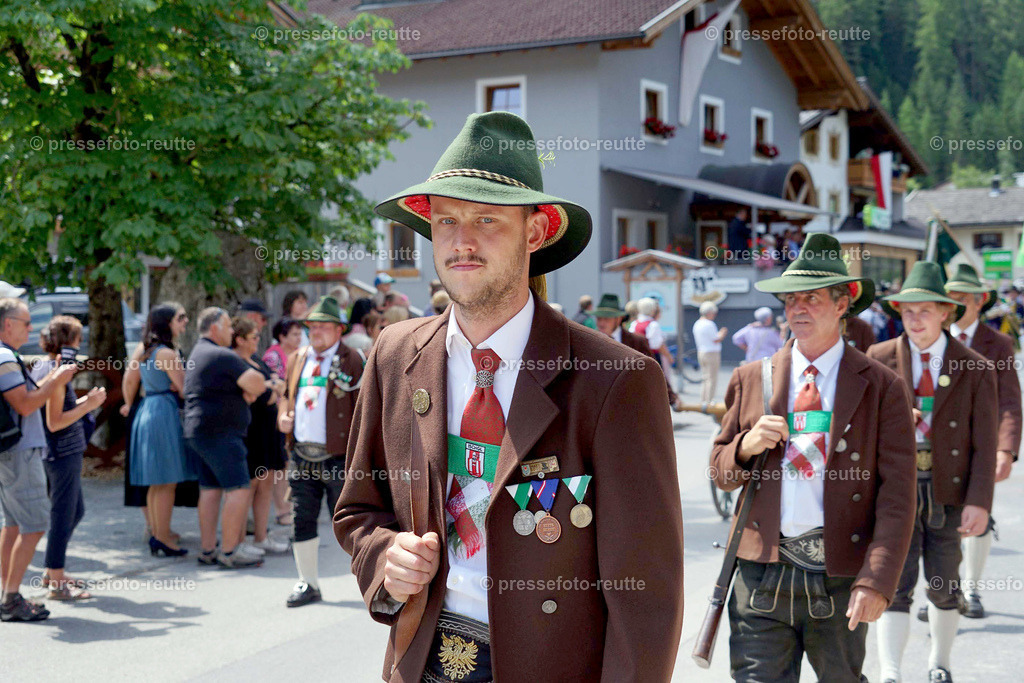 e15-news-2023-Juli23-Regimentsschuetzenfest3-Steeg-UMZUG_DORF-DSC07368 | Info aus dem Bezirk Reutte/Ausserfern Tirol sowie eine umfangreiche Bilddatenbank über die gesamte Region: Lechtal, Talkessel Reutte, Tannheimertal, Zwischentoren. Lech, Plansee, Zugspitze, Grenztunnel, B179, Fernpassstraße, Verkehr, Lawinen, Tradition, - Realisiert mit Pictrs.com