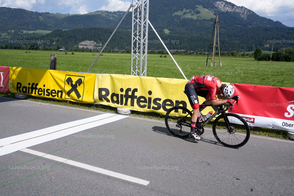 882_20230817_Bewerb_Maenner_Muehlanger | AUT - OESTERREICH, 2023-08-16: SPORT RENNRAD-FAHREN - 55. INTERNATIONALER RADWELTPOKAL IN ST. JOHANN IN TIROL  - Vintage-Radrennen mit WM-Bronze-Medaillen-Siegerin Christina Schweinberger, den Teilnehmer und Alexander Baumann (vom Orginastions-Team) - TAG 2 BEWERB MAENNER IN SECHS GRUPPEN  ; Foto: Roland Muehlanger