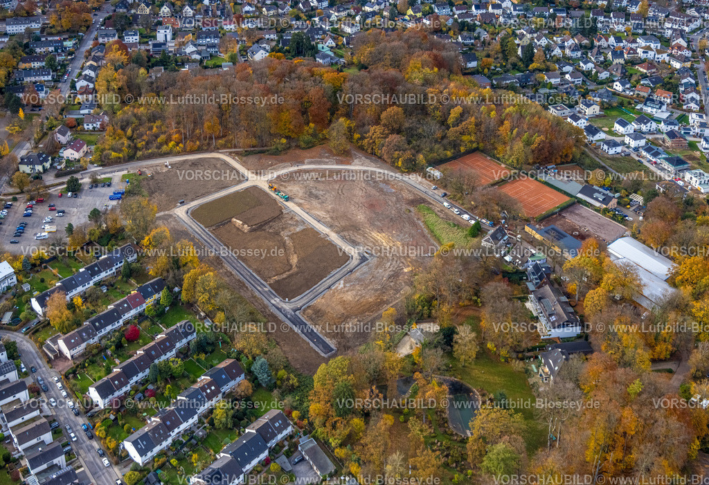 Hagen251101575 | Luftbild, Reihenhaus-Wohnsiedlung Mallnitzer Straße und Marktplatz, Baustelle ehemaliger Lohesportplatz für Wohnhäuser Neubau, Emst, Hagen, Ruhrgebiet, Nordrhein-Westfalen, Deutschland