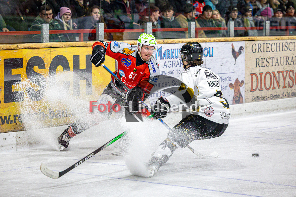 TSV Peißenberg MINERS gegen EHC Königsbrunn PINGUINE | Eishockey Bayernliga Herren Playoffs Viertelfinale 2024/25 - Spiel 2 von 7, TSV Peißenberg MINERS gegen EHC Königsbrunn PINGUINE, 20250209,Maximilian MALZATZKI (MINERS 67) in Aktion,2025-02-09 in Peißenberg (Eisstadion Peißenberg)Maximilian MALZATZKI (MINERS 67), Luca KINZEL (EHC 9)Copyright: WolfgangxLindner foto-lindner.de