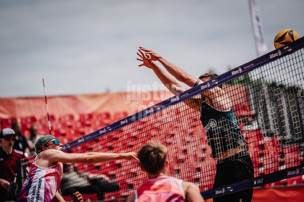 Beachvolleyball | Männer | Allianz German Beach Tour 2025 | Tourstop München | 10.07.2025 | v.l. Malte Höppner gegen Jannis Hopt