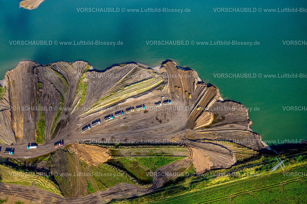 Kamp-Lintfort241013675 | Luftbild, Abgrabungsgebiet Rossenrayer Feld, Baustelle für Freizeit und Erholungsgebiet, LKW-Kolonne, Friedrichstraße, Rossenray, Kamp-Lintfort, Ruhrgebiet, Nordrhein-Westfalen, Deutschland