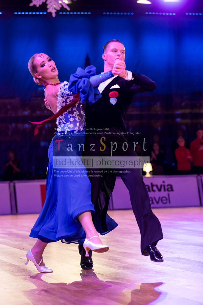 20241215_WDSF_Int_Open_Std-Riga-9898 | Tanzsportbilder, Standardtanz, Lateintanz, WDSF, DTV, LTVB, dancecomp, goc, hessen tanzt, blaues band der spree, walzer, tango, wiener walzer, slowfox, quickstepp, samba, rumba, cha-cha-cha, paso doble. jive, hd-kroft photography, turniertanzsport