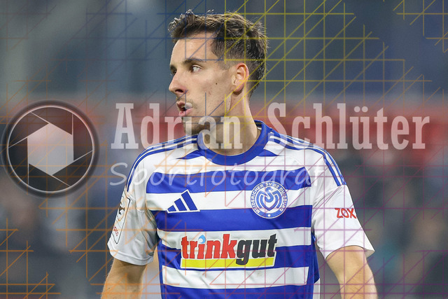 MSV Duisburg vs SV Waldhof Mannheim - 3. Liga | Duisburg, Deutschland, 07.11.25:   Conor Noß (MSV Duisburg) schaut waehrend des Spiels der 3. Liga MSV Duisburg vs SV Waldhof Mannheim in der schauinsland-reisen-arena(Foto von Brauer-Fotoagentur / Adrian Schlueter)