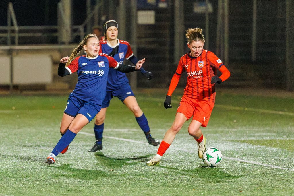 FCHFCE_251121_1899 | 1.FC Heidenheim 1846 II vs. FC Ellwangen II, Fußball, Frauen, Bezirksliga, 2025/2026, 10. Spieltag, 22.11.2025 in Heidenheim, Kunstrasen b. Voith-Arena West, Flutlichtspiel(Foto: Michael Bulling) - Realisiert mit Pictrs.com