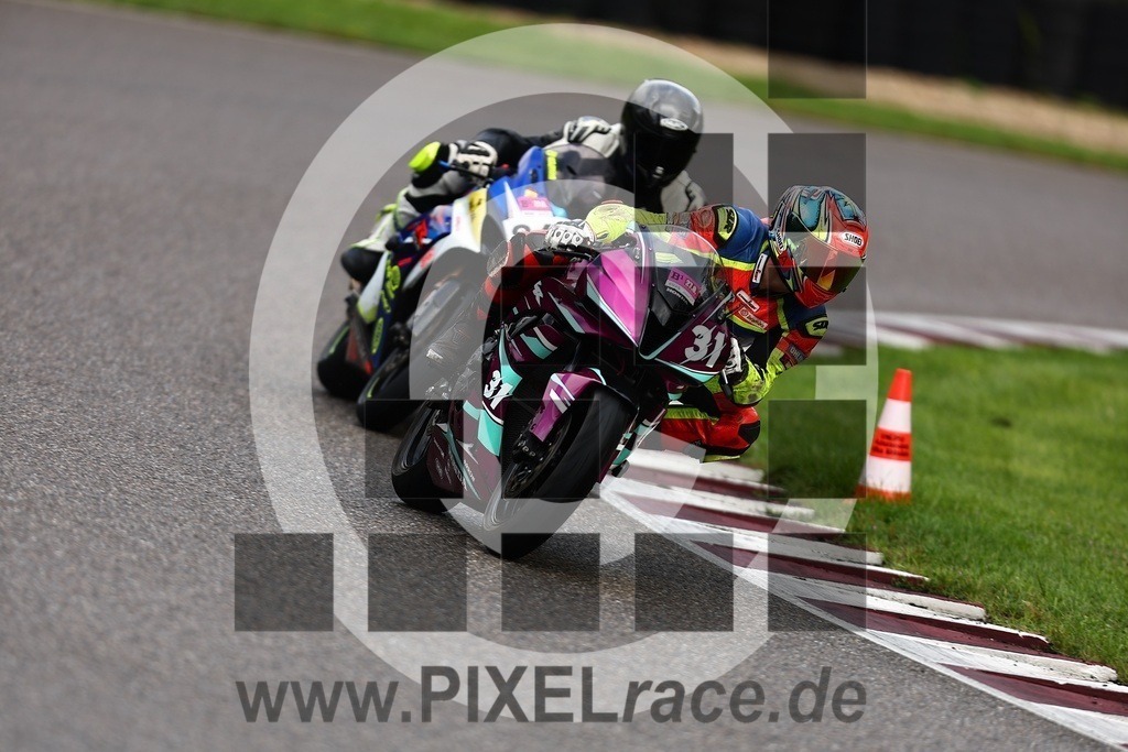 0031-20250927_00832 | Schöne Erinnerungen an spannende Momente - das festzuhalten ist unser Job. PIXELrace.de ist seit 2003 auf den Rennstrecken Europas unterwegs um die Action draußen beim Fahren und die wunderbare Stimmung imm Fahrerlager für euch einzufangen.